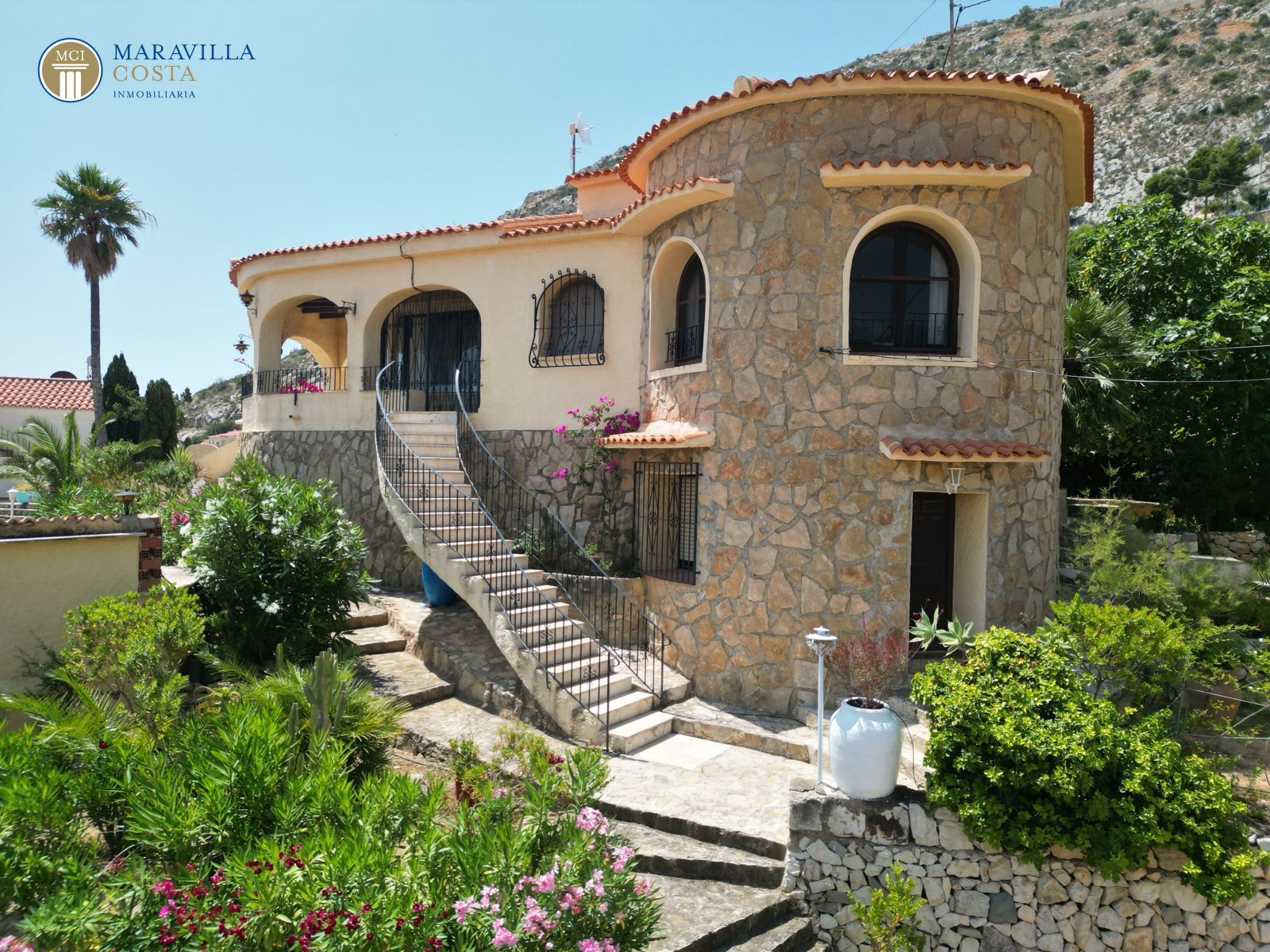Villa with three apartments and sensational sea views in Calpe