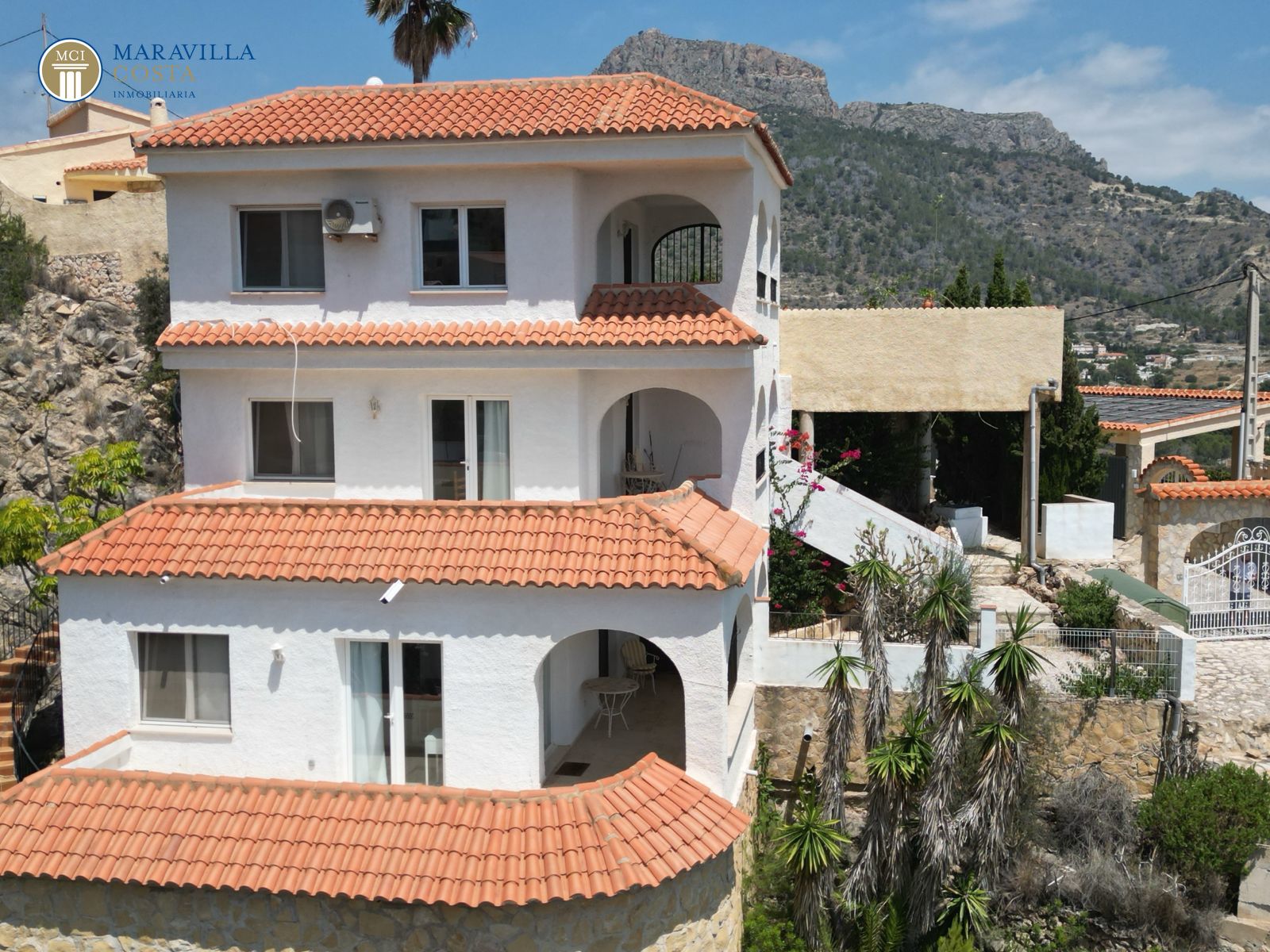 Villa with three apartments and sensational sea views in Calpe