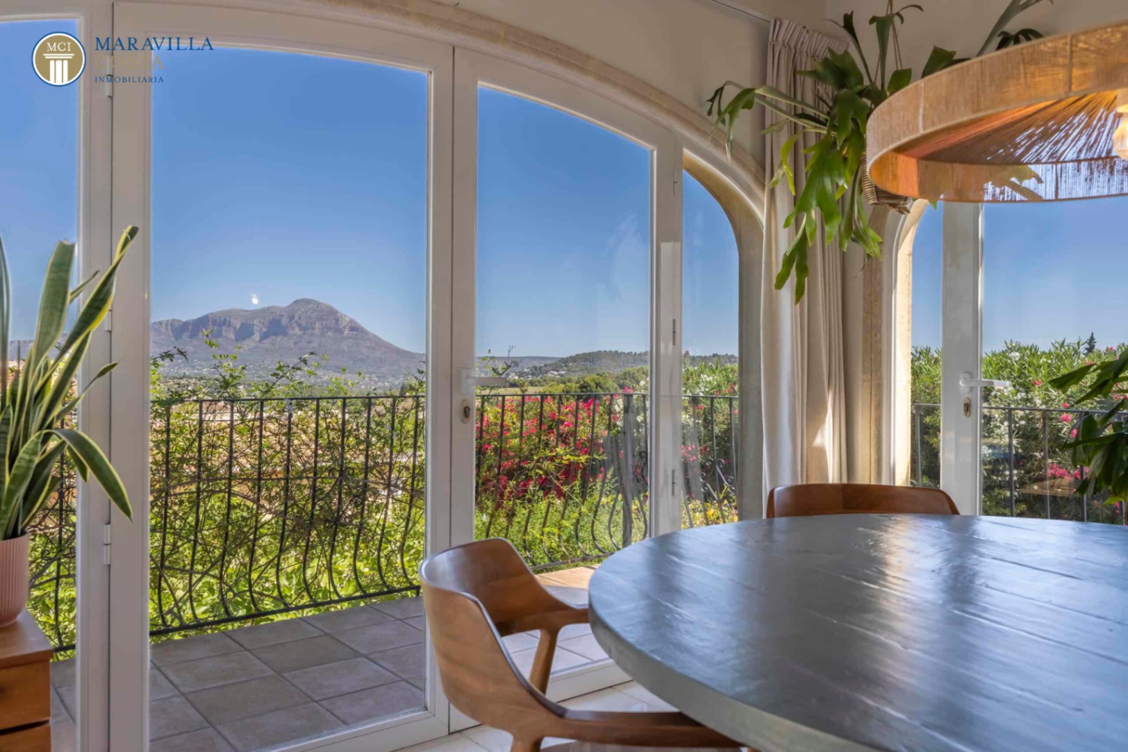 Charming Mediterranean-style villa with panoramic views