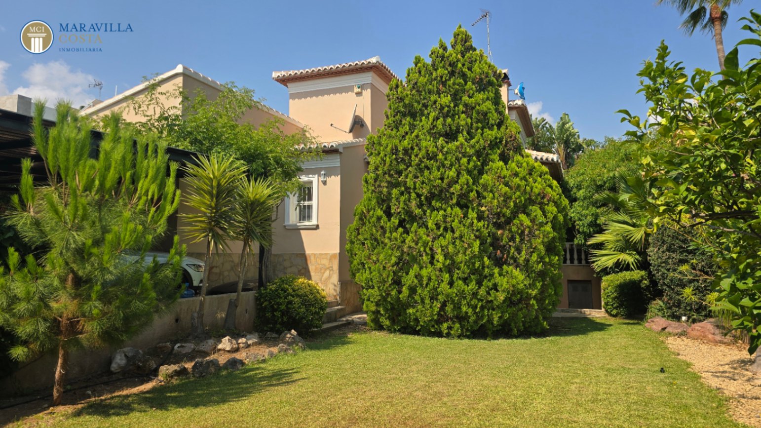 Spacious, elegant villa in Mediterranean style