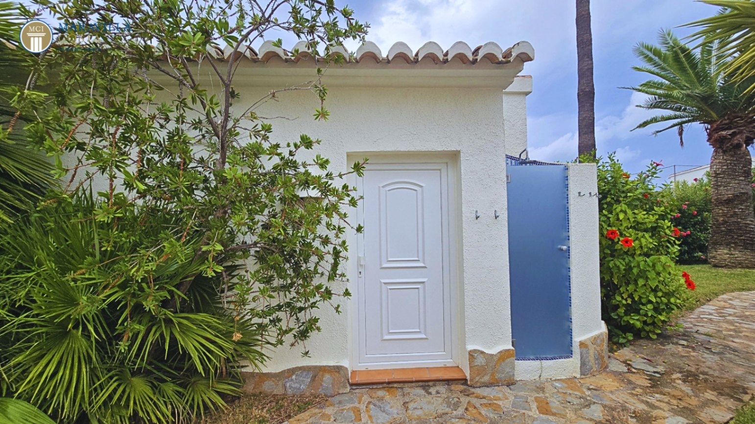 Stylish villa with sea views, guest house, and private pool area in Jávea.