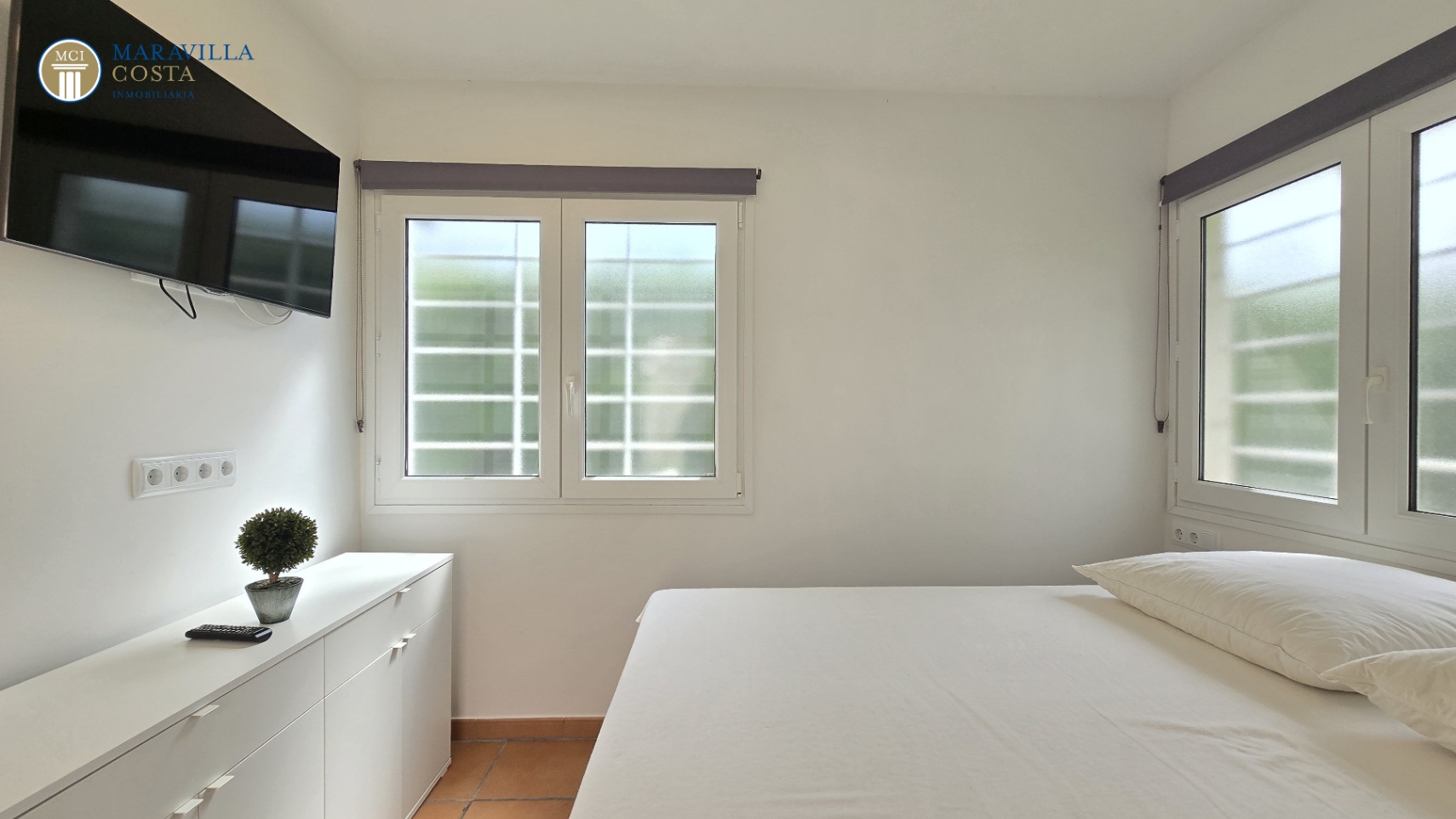Stylish villa with sea views, guest house, and private pool area in Jávea.