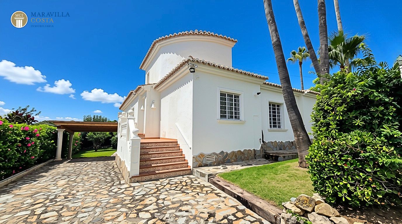 Stylish villa with sea views, guest house, and private pool area in Jávea.