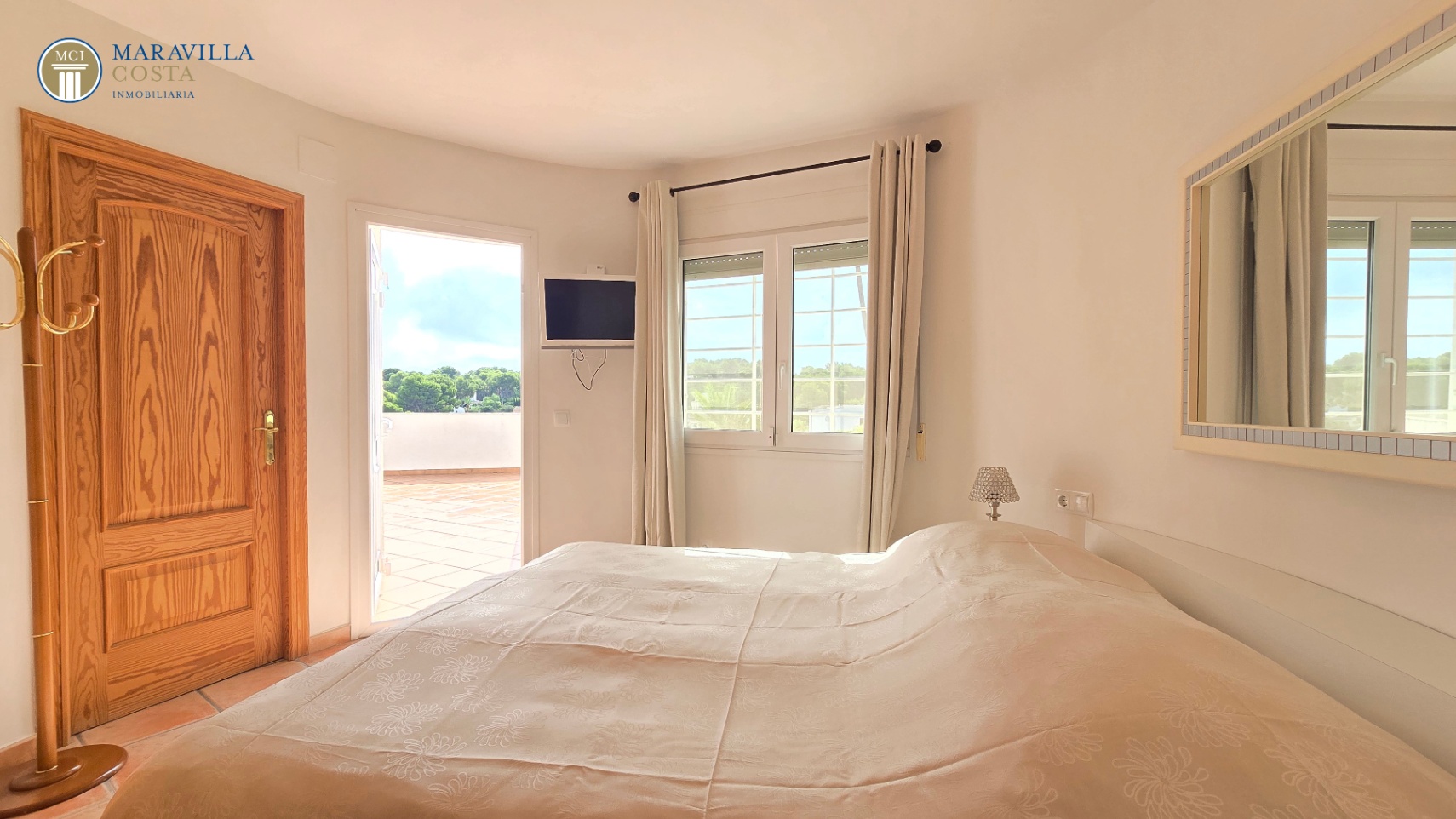 Stylish villa with sea views, guest house, and private pool area in Jávea.