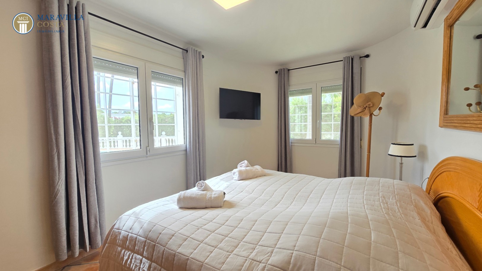 Stylish villa with sea views, guest house, and private pool area in Jávea.