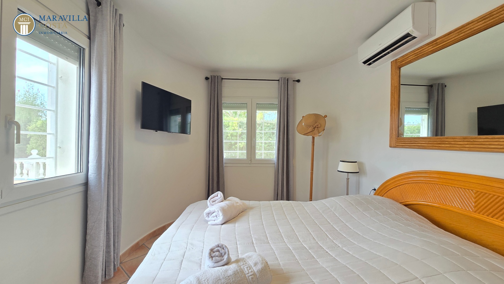 Stylish villa with sea views, guest house, and private pool area in Jávea.