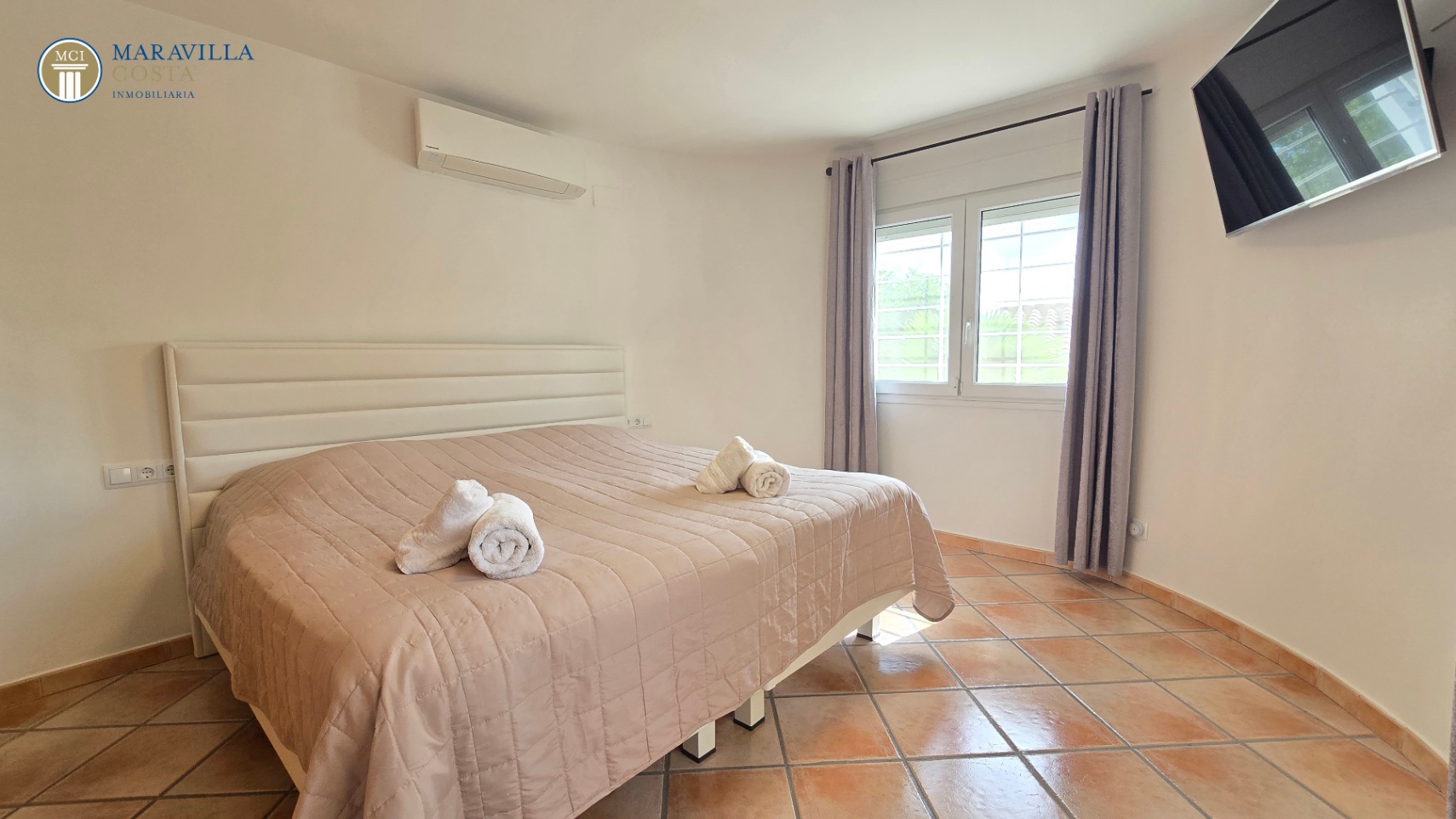 Stylish villa with sea views, guest house, and private pool area in Jávea.