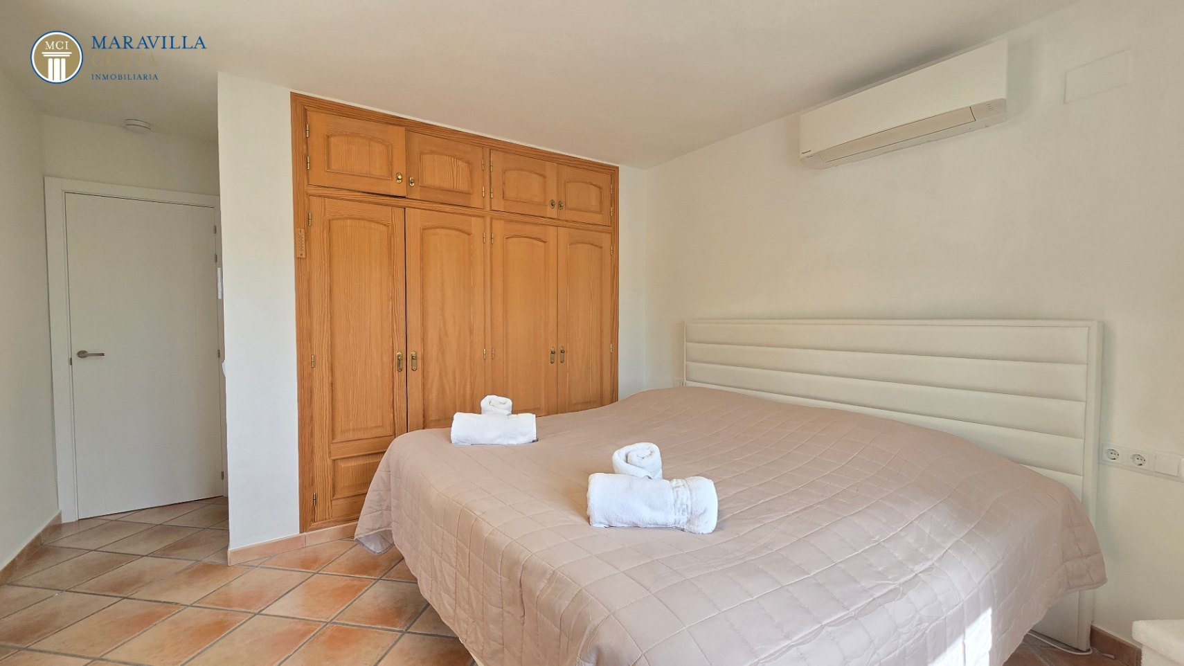 Stylish villa with sea views, guest house, and private pool area in Jávea.