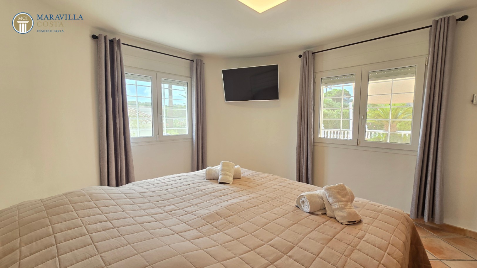 Stylish villa with sea views, guest house, and private pool area in Jávea.