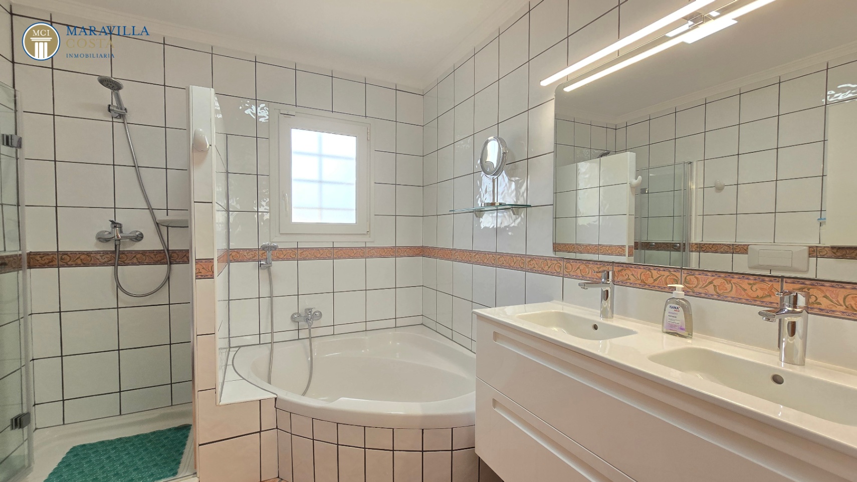 Stylish villa with sea views, guest house, and private pool area in Jávea.