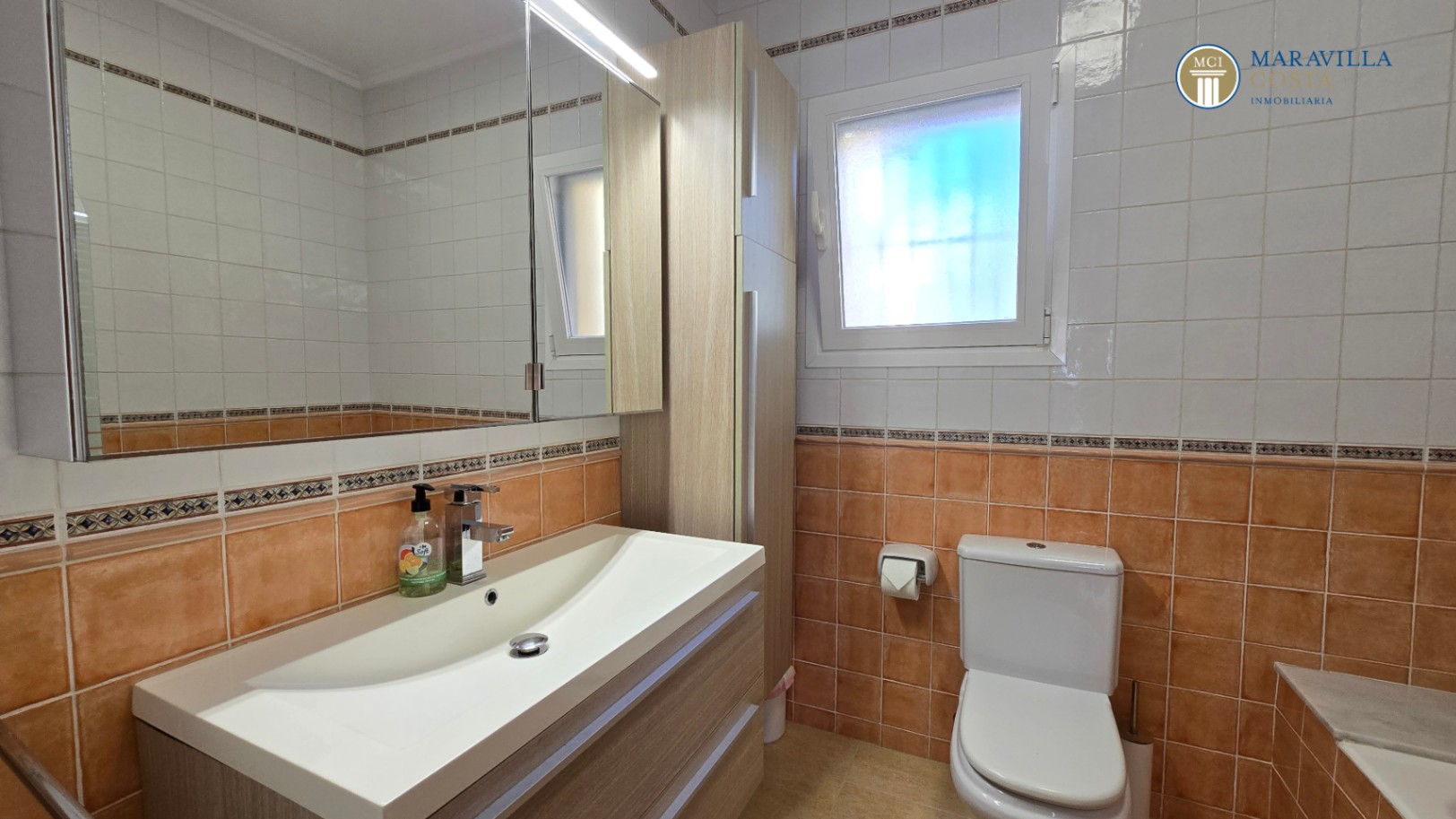 Very well-maintained, Mediterranean-style single-story house for sale in Jávea.