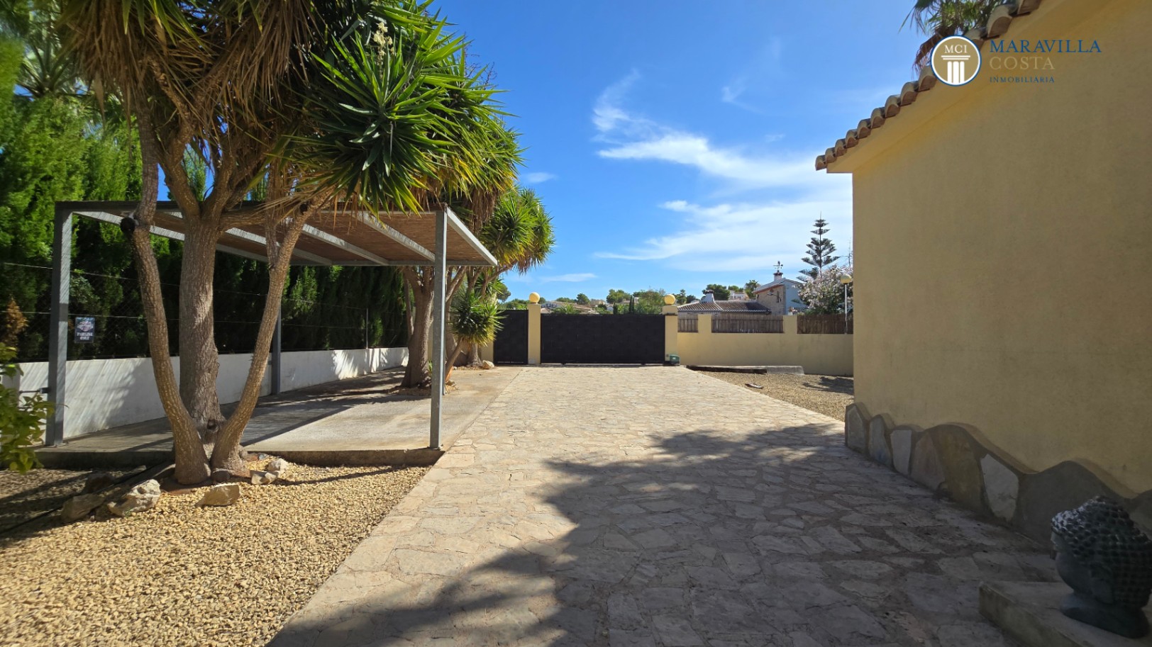 Very well-maintained, Mediterranean-style single-story house for sale in Jávea.