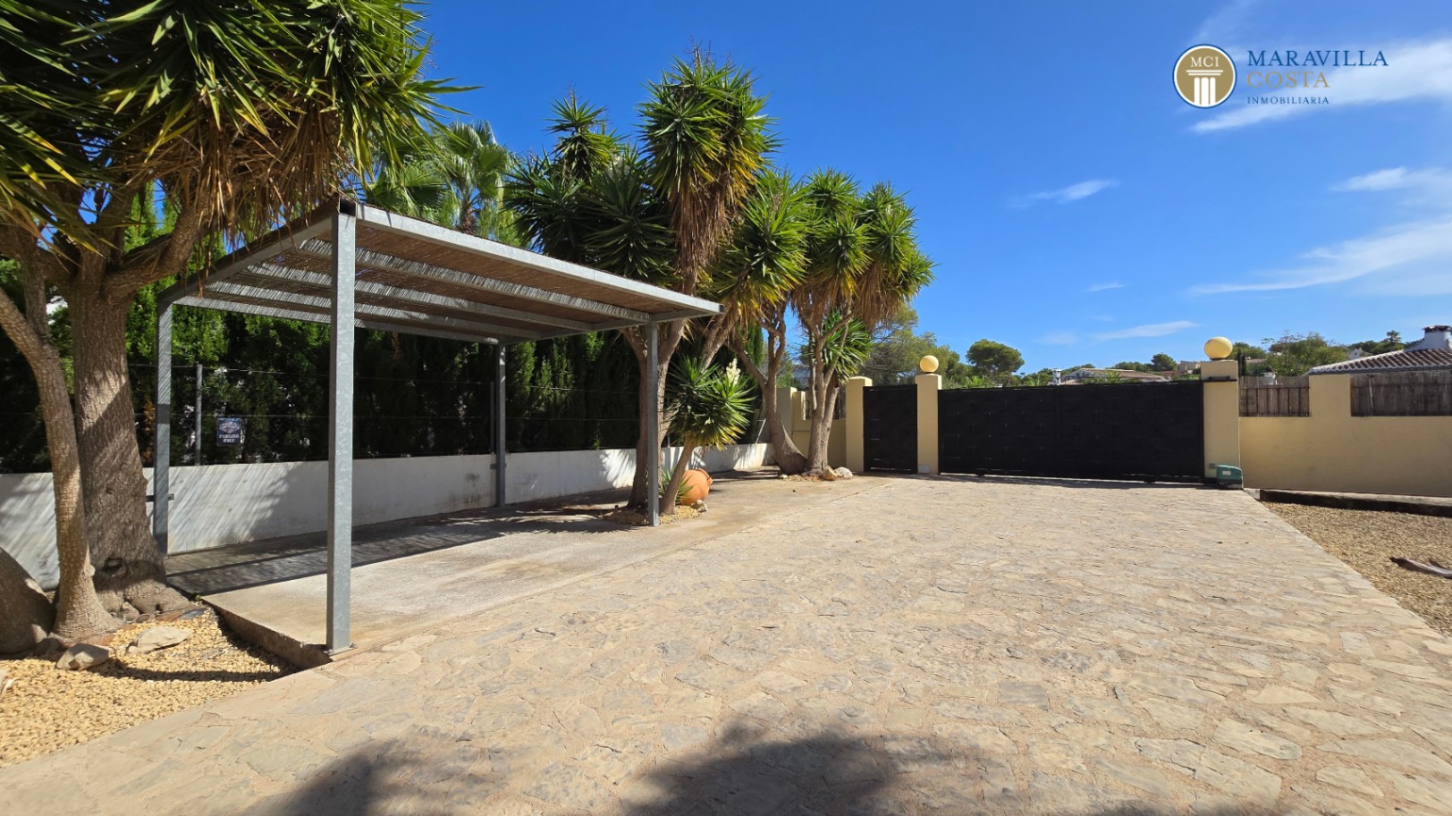 Very well-maintained, Mediterranean-style single-story house for sale in Jávea.
