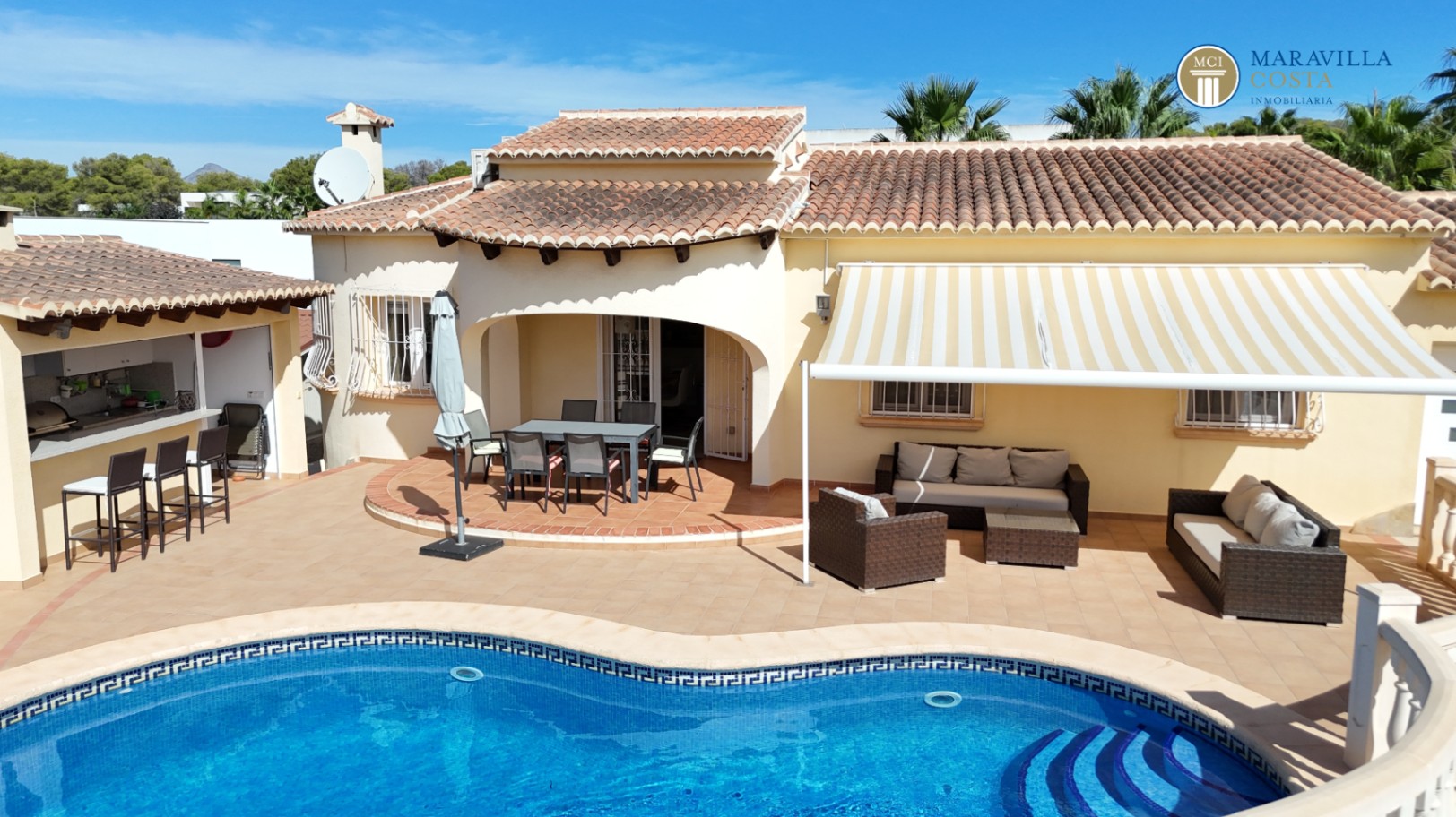 Very well-maintained, Mediterranean-style single-story house for sale in Jávea.