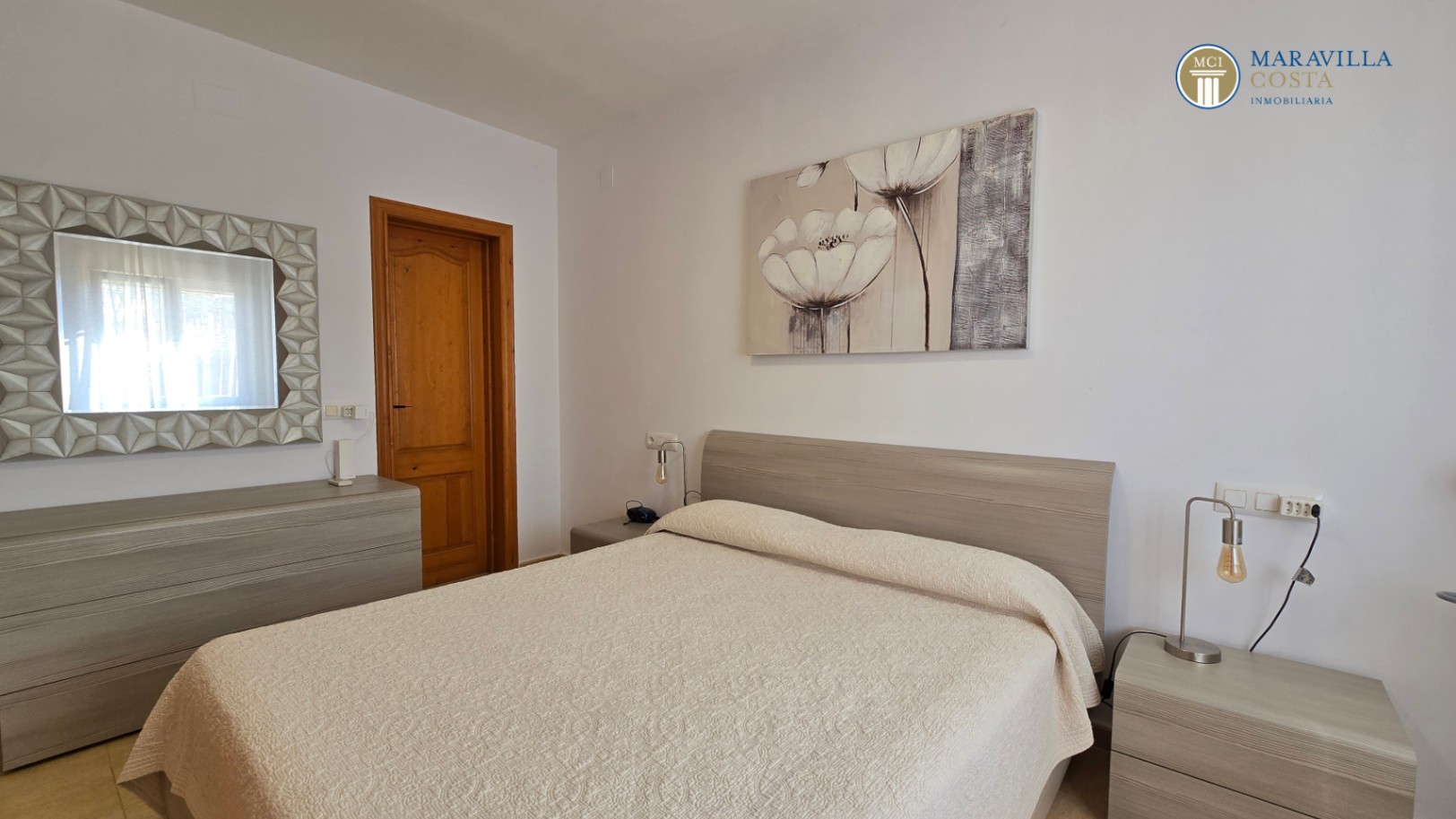 Very well-maintained, Mediterranean-style single-story house for sale in Jávea.