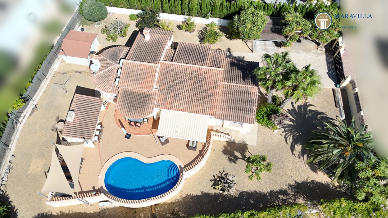 Very well-maintained, Mediterranean-style single-story house for sale in Jávea.