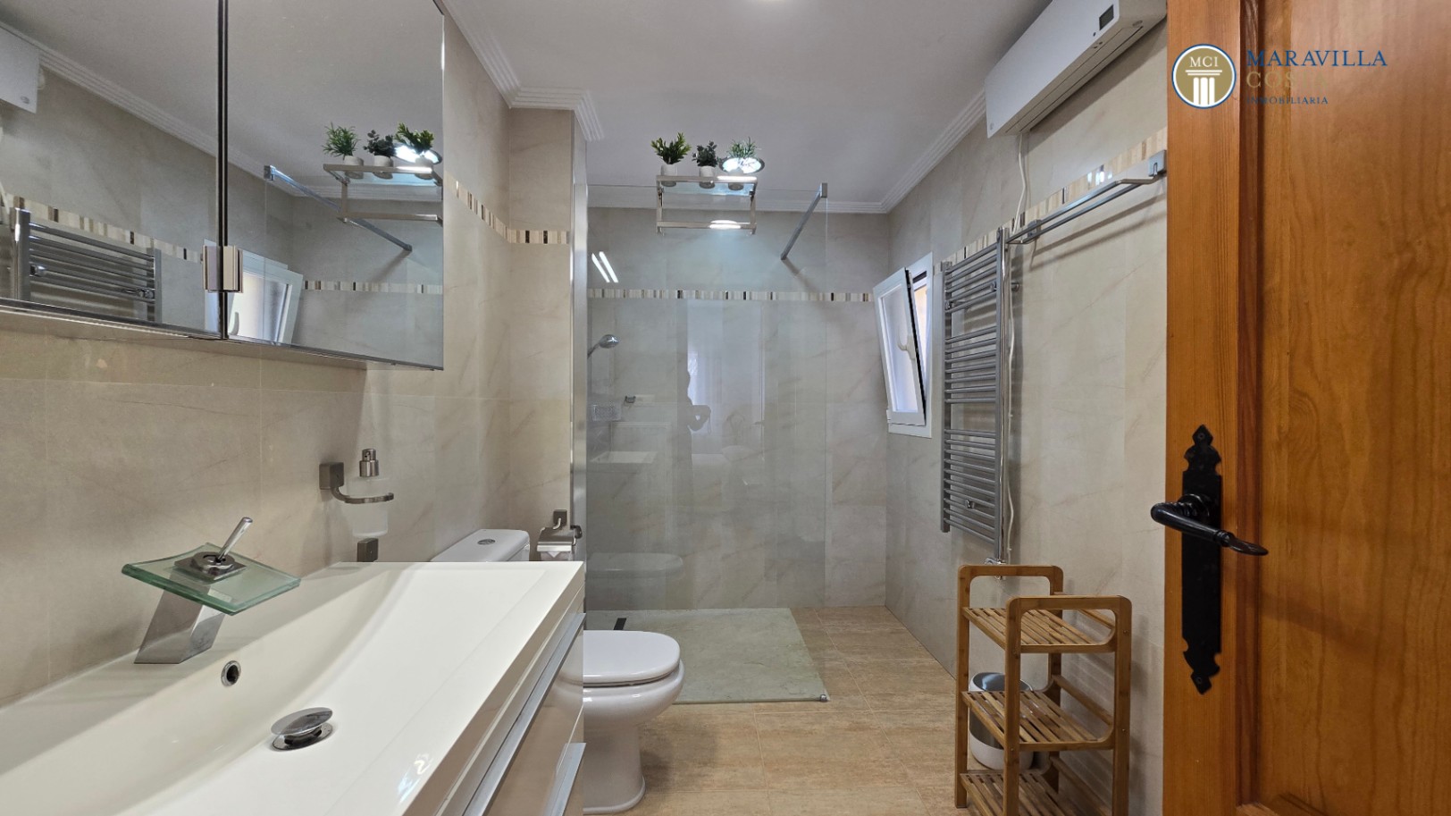 Very well-maintained, Mediterranean-style single-story house for sale in Jávea.