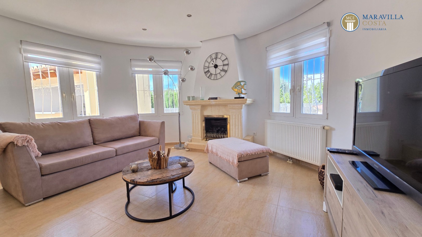 Very well-maintained, Mediterranean-style single-story house for sale in Jávea.