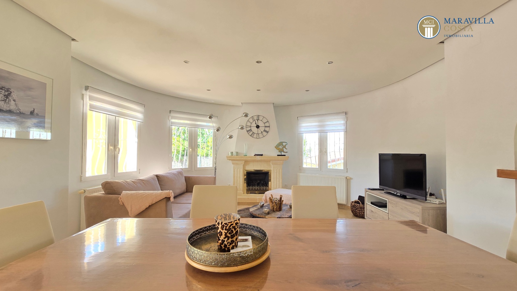 Very well-maintained, Mediterranean-style single-story house for sale in Jávea.