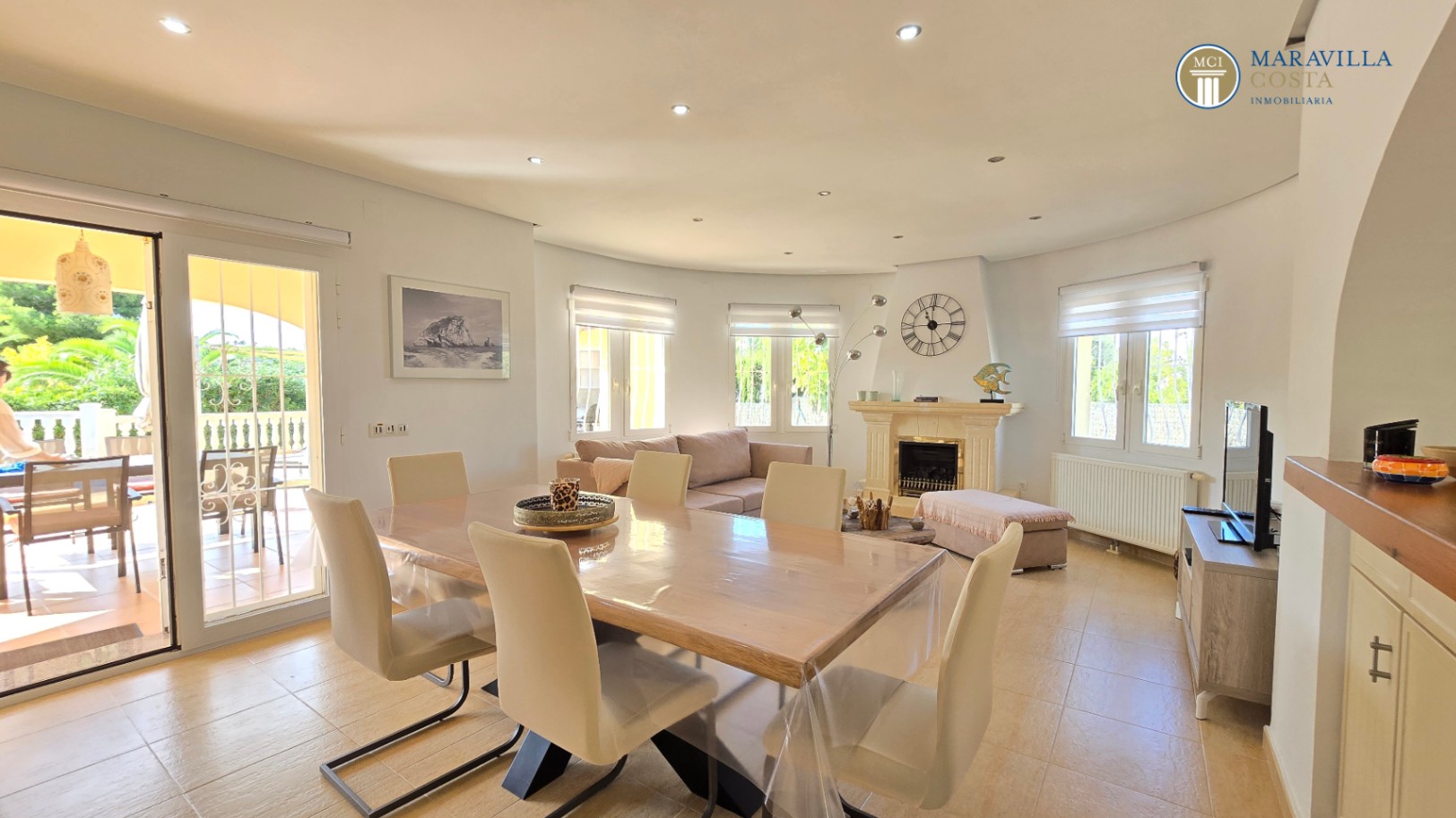 Very well-maintained, Mediterranean-style single-story house for sale in Jávea.