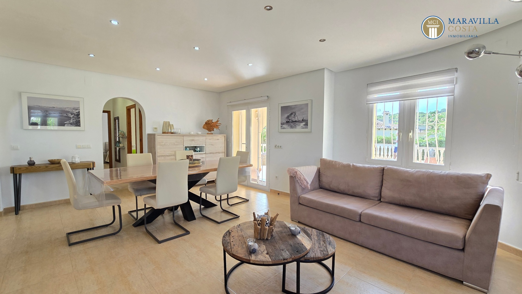 Very well-maintained, Mediterranean-style single-story house for sale in Jávea.