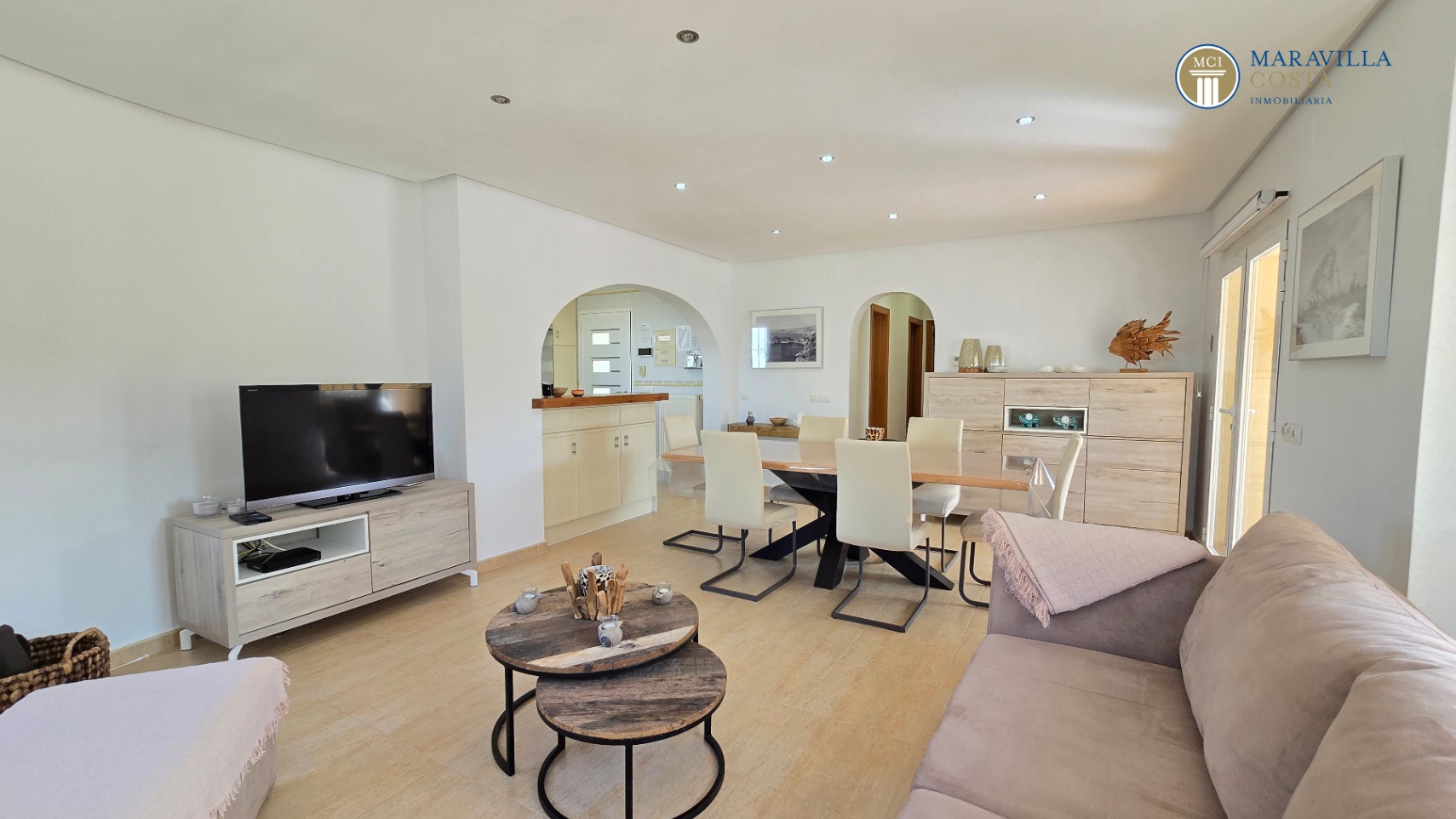 Very well-maintained, Mediterranean-style single-story house for sale in Jávea.