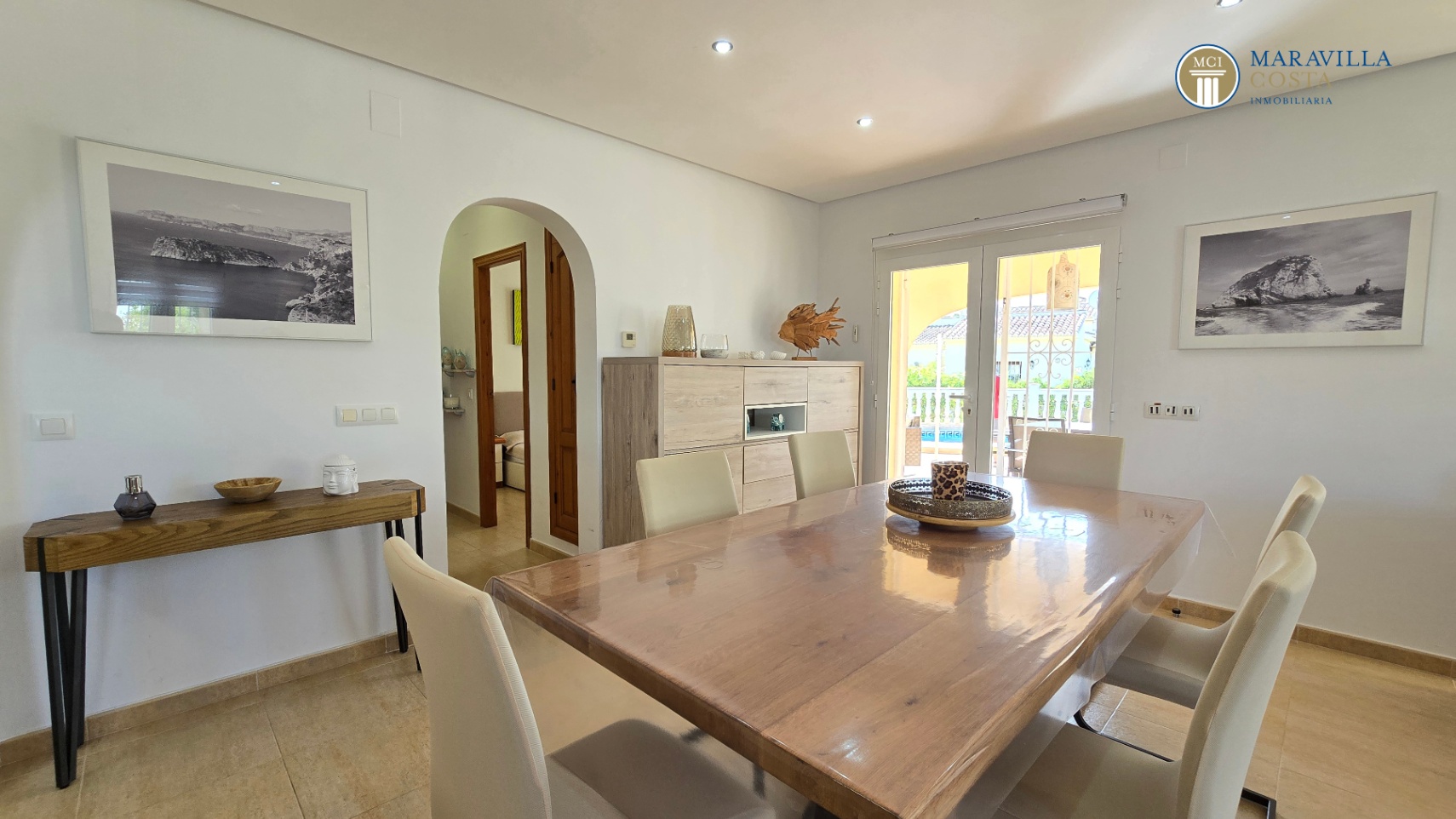 Very well-maintained, Mediterranean-style single-story house for sale in Jávea.