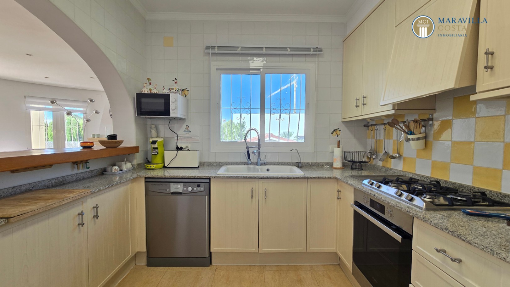 Very well-maintained, Mediterranean-style single-story house for sale in Jávea.