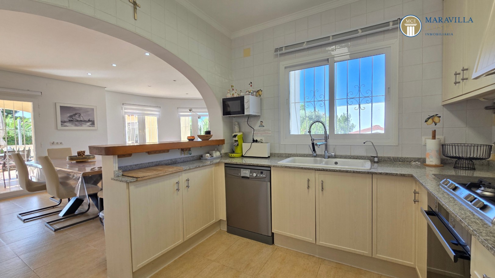 Very well-maintained, Mediterranean-style single-story house for sale in Jávea.