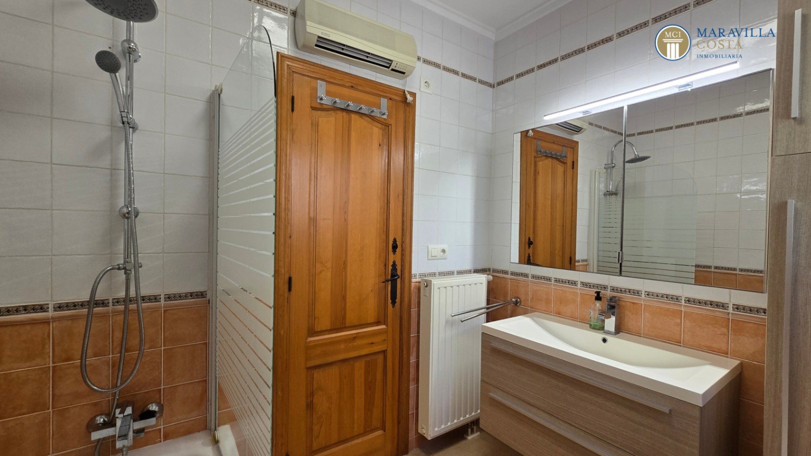 Very well-maintained, Mediterranean-style single-story house for sale in Jávea.