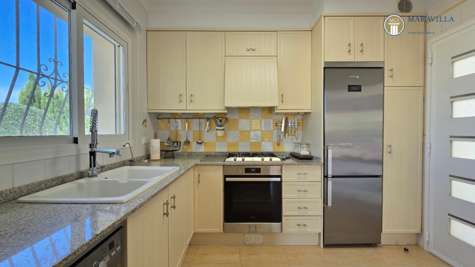 Very well-maintained, Mediterranean-style single-story house for sale in Jávea.
