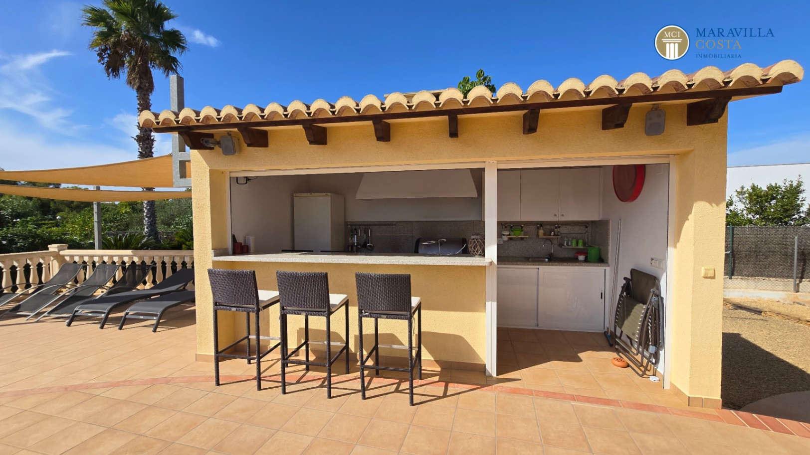 Very well-maintained, Mediterranean-style single-story house for sale in Jávea.