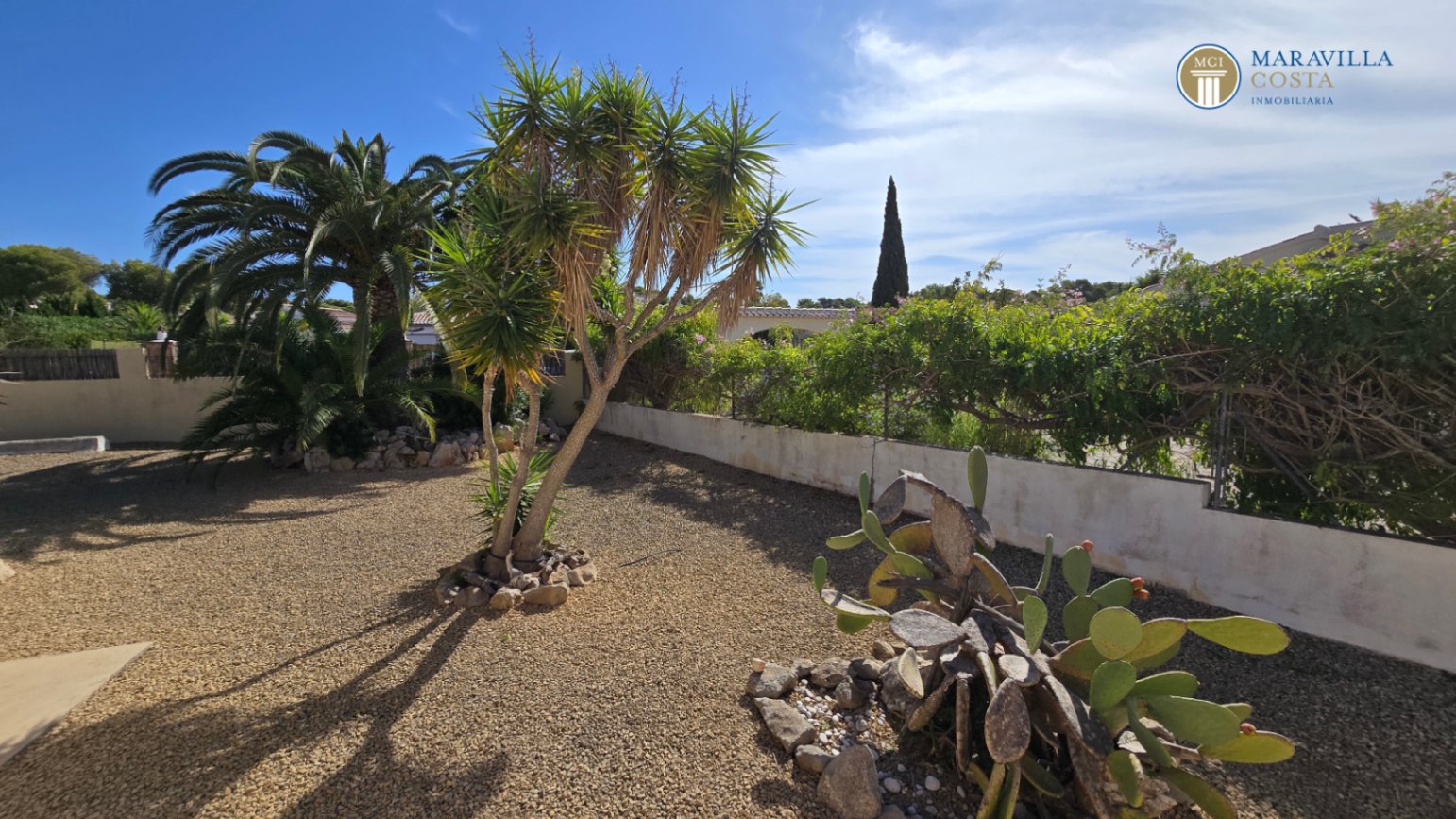 Very well-maintained, Mediterranean-style single-story house for sale in Jávea.