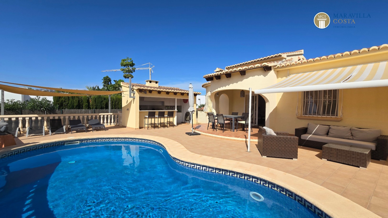 Very well-maintained, Mediterranean-style single-story house for sale in Jávea.