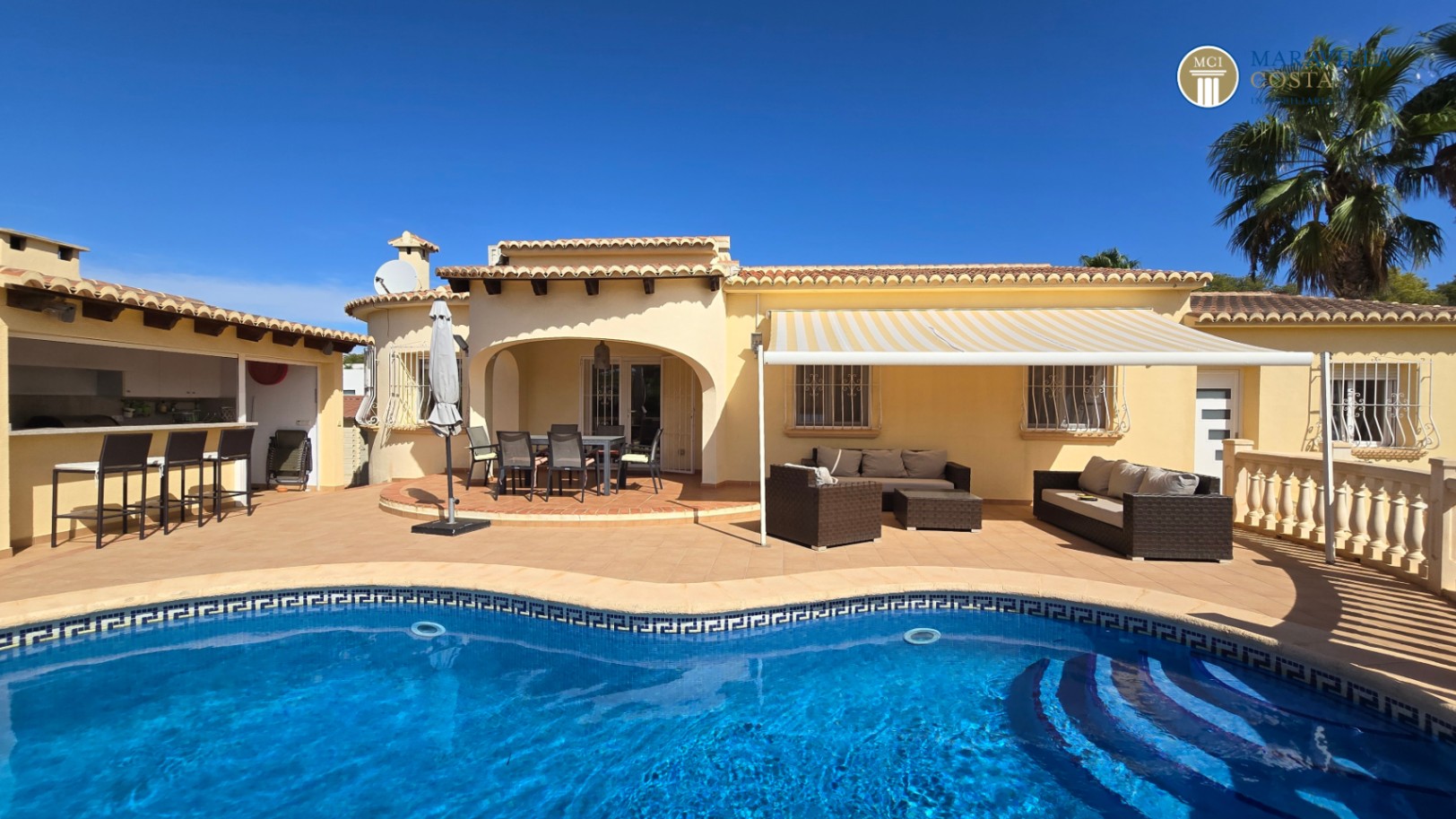 Very well-maintained, Mediterranean-style single-story house for sale in Jávea.