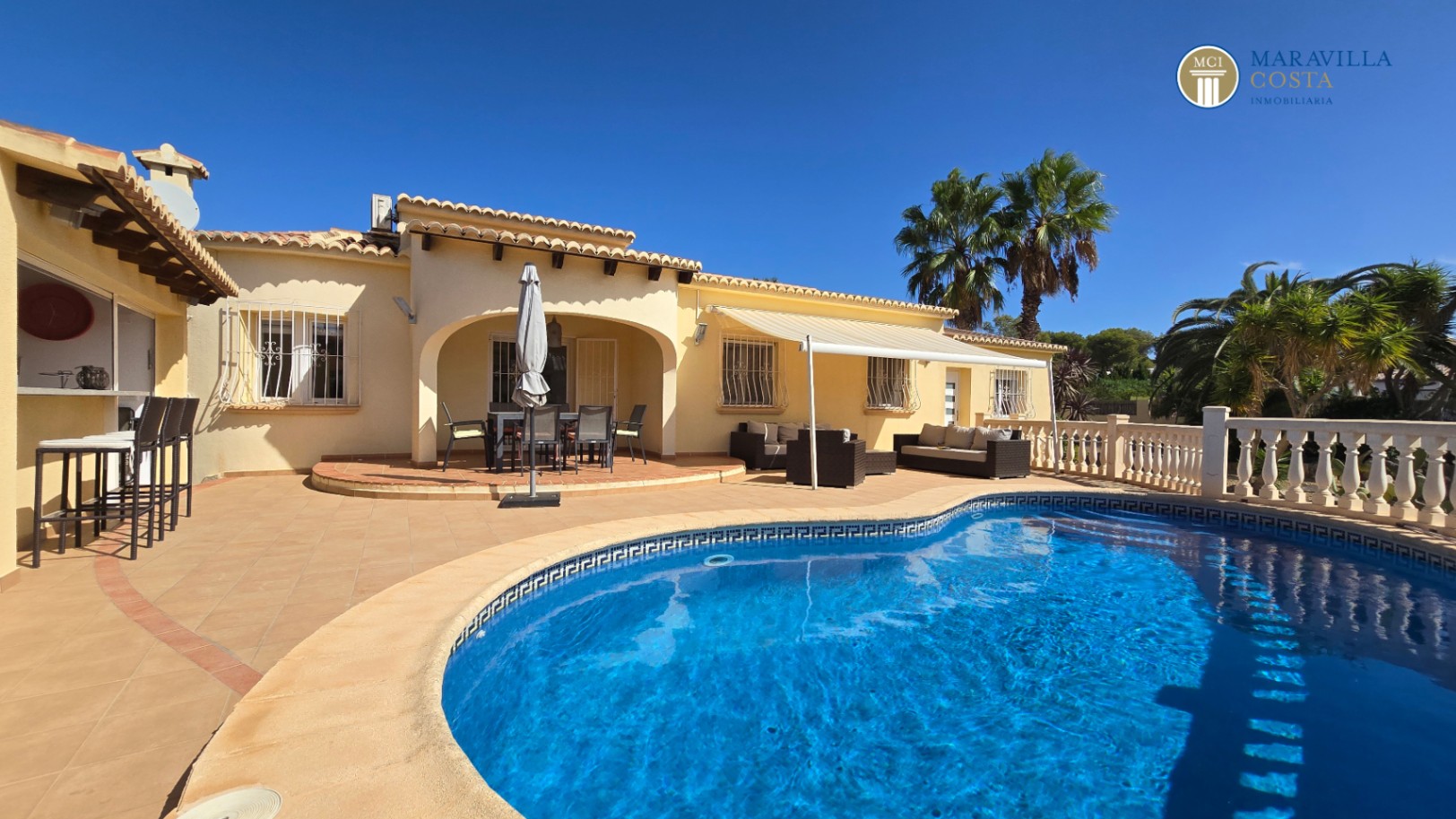 Very well-maintained, Mediterranean-style single-story house for sale in Jávea.