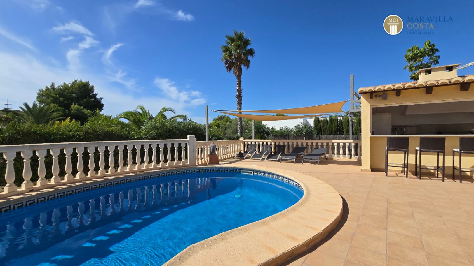 Very well-maintained, Mediterranean-style single-story house for sale in Jávea.