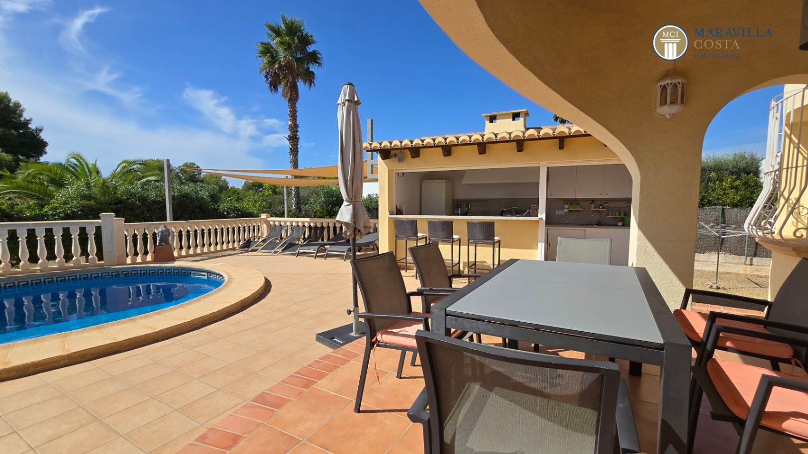 Very well-maintained, Mediterranean-style single-story house for sale in Jávea.