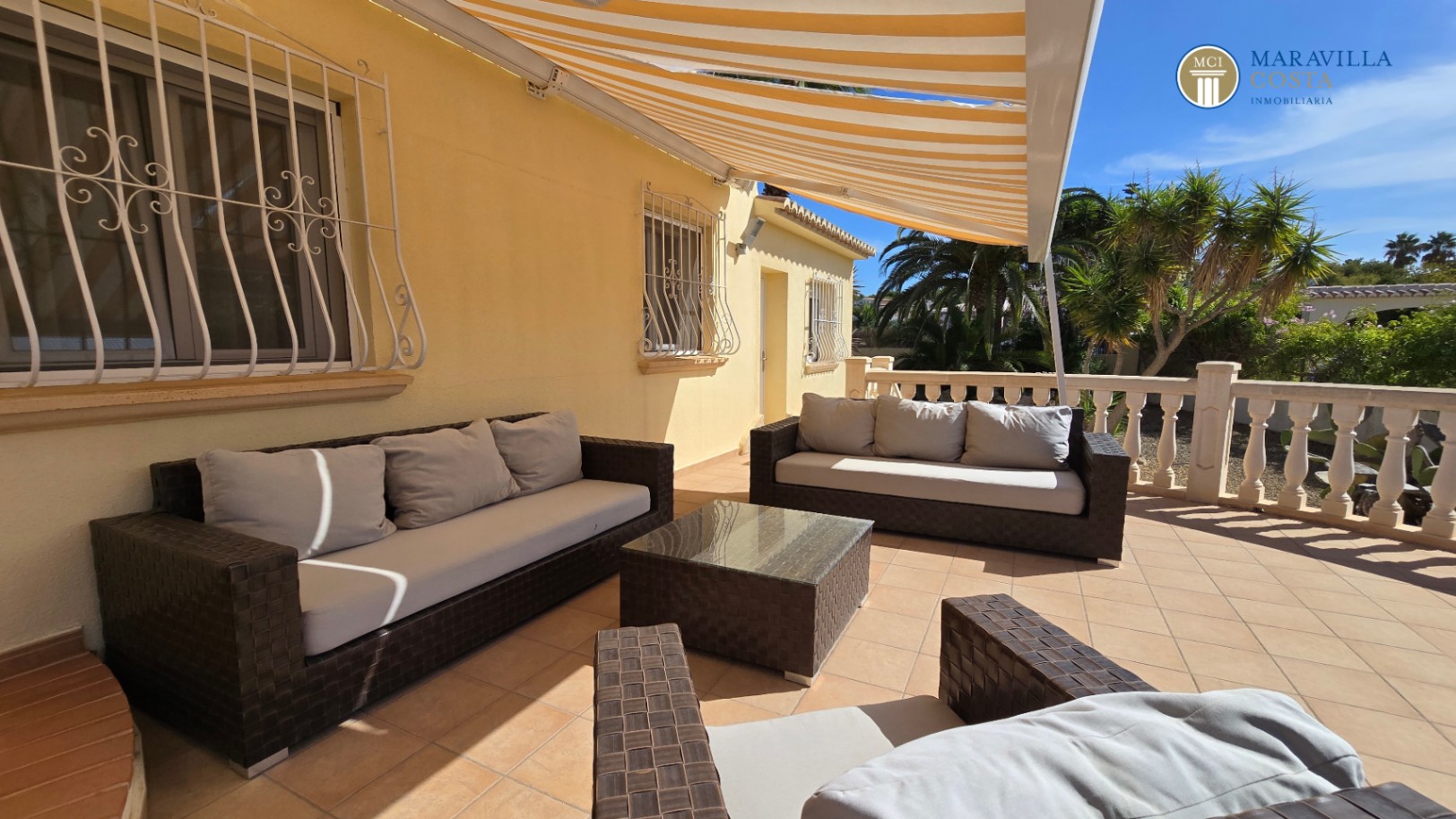 Very well-maintained, Mediterranean-style single-story house for sale in Jávea.