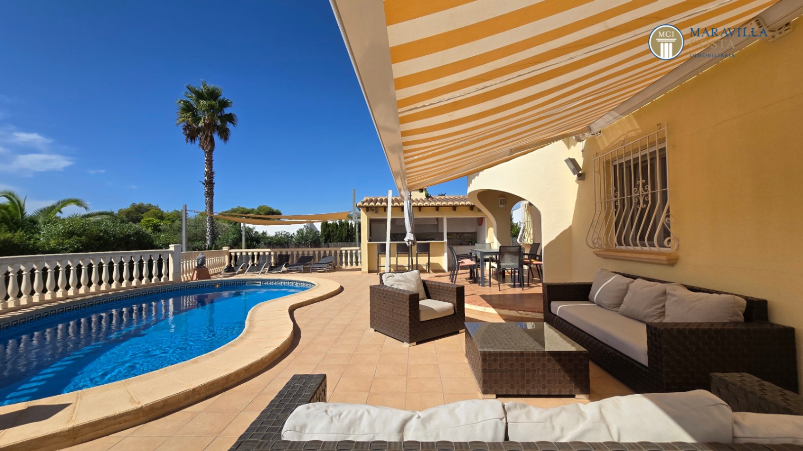 Very well-maintained, Mediterranean-style single-story house for sale in Jávea.