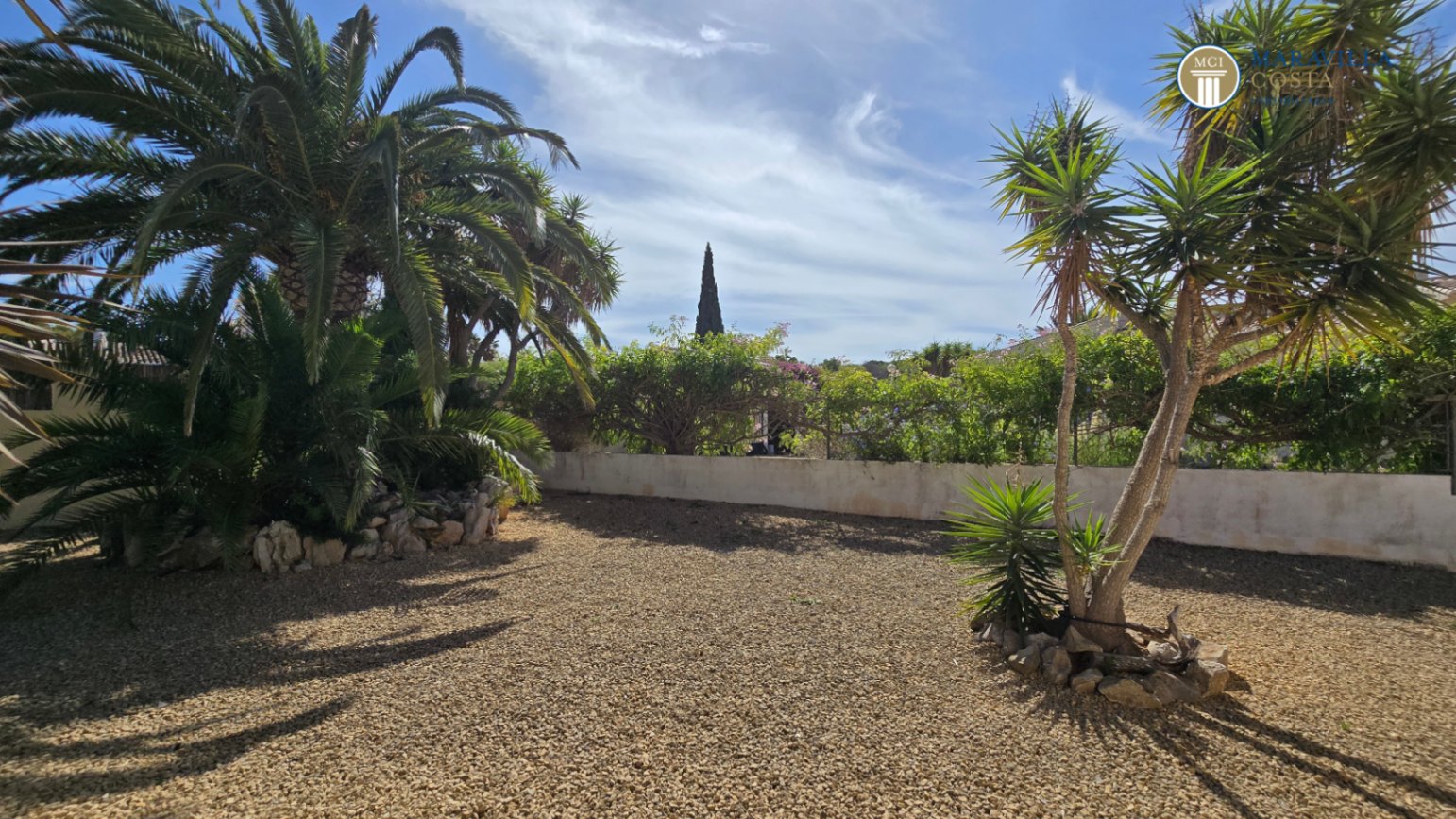 Very well-maintained, Mediterranean-style single-story house for sale in Jávea.