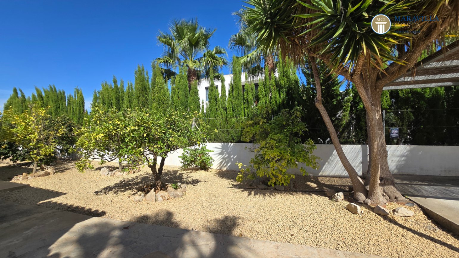 Very well-maintained, Mediterranean-style single-story house for sale in Jávea.
