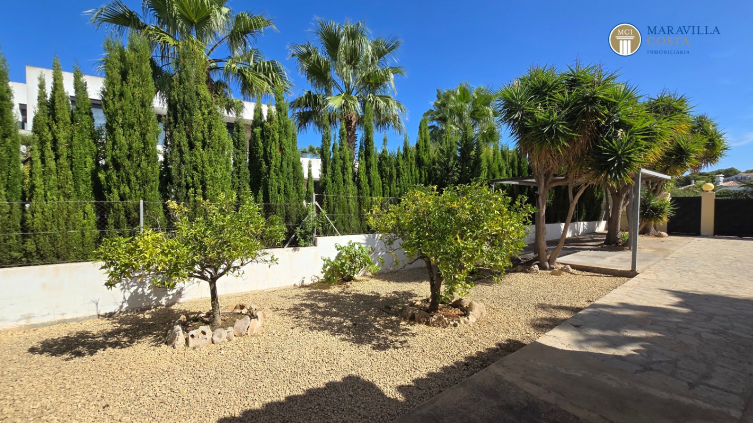 Very well-maintained, Mediterranean-style single-story house for sale in Jávea.