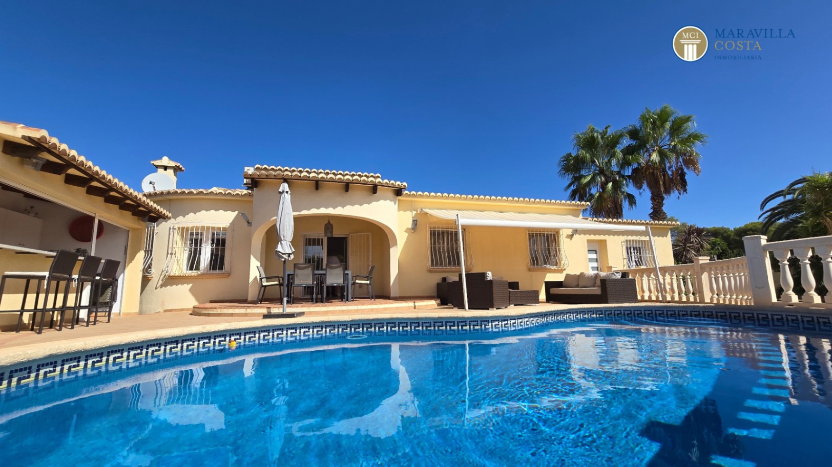 Very well-maintained, Mediterranean-style single-story house for sale in Jávea.