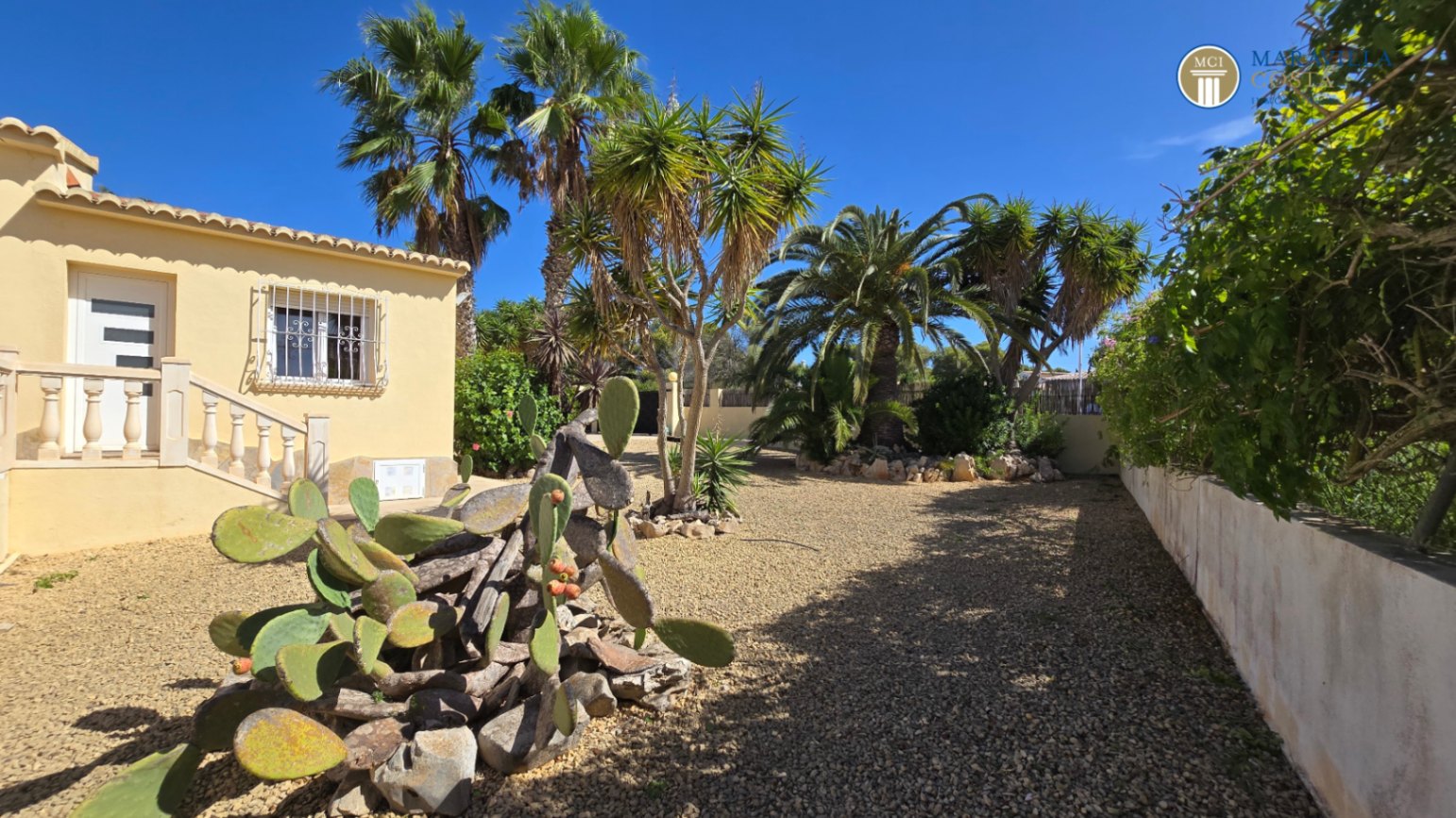 Very well-maintained, Mediterranean-style single-story house for sale in Jávea.