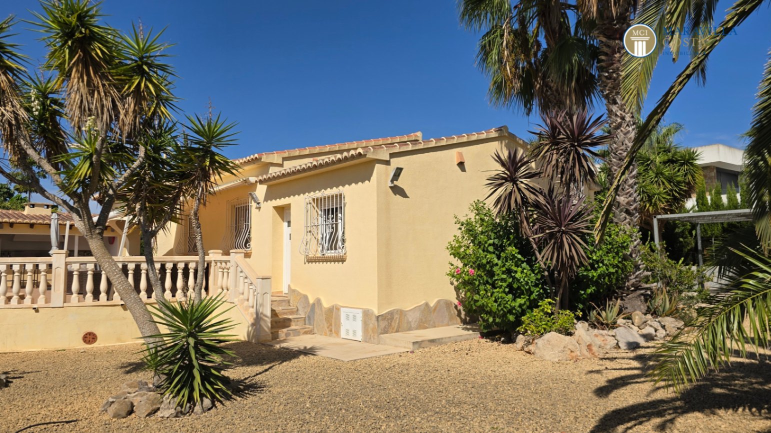 Very well-maintained, Mediterranean-style single-story house for sale in Jávea.