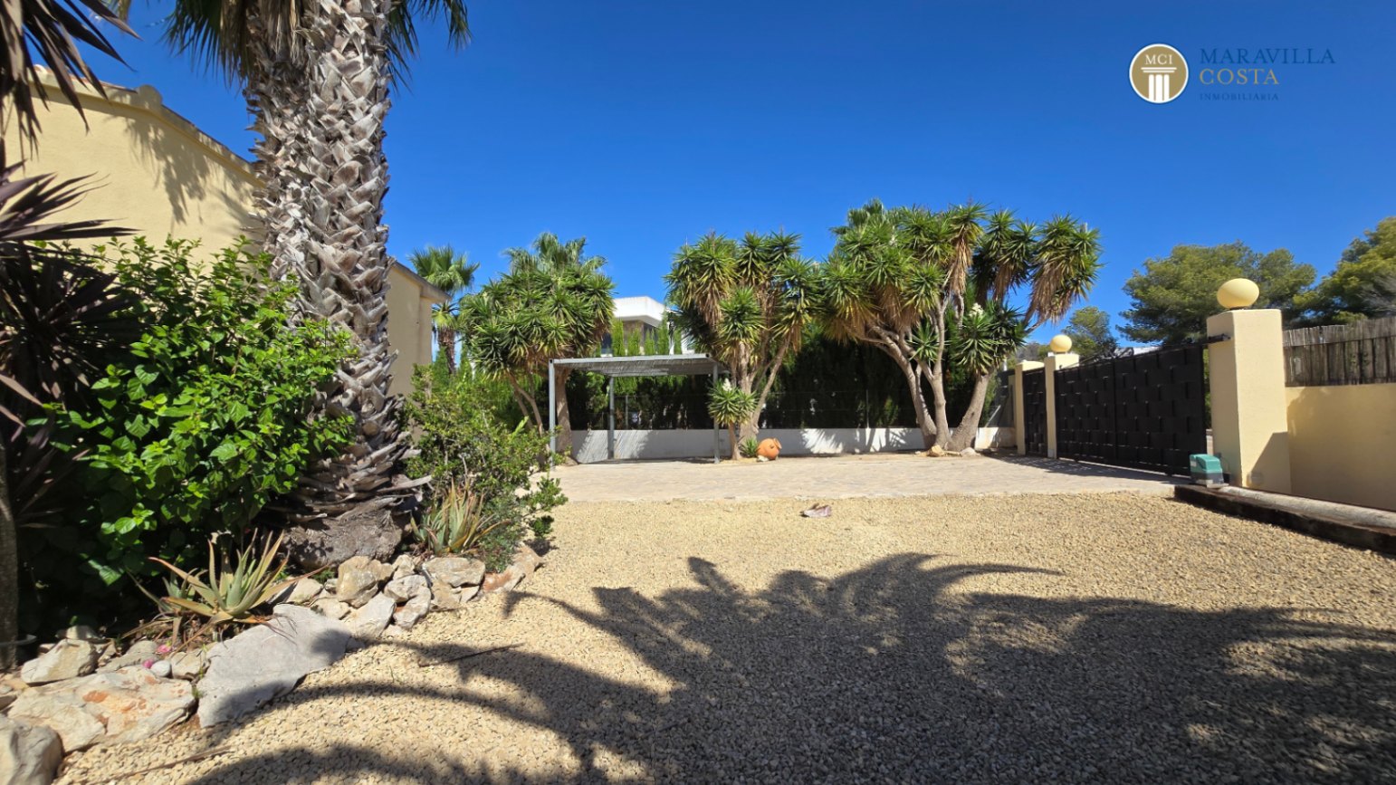 Very well-maintained, Mediterranean-style single-story house for sale in Jávea.