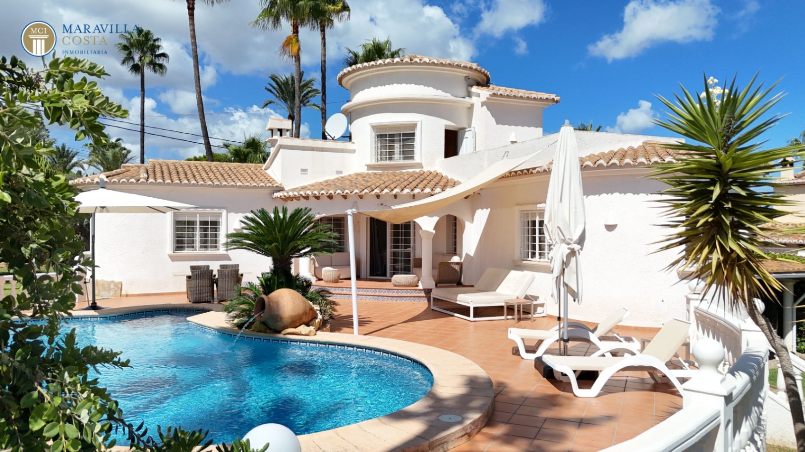 Stylish villa with sea views, guest house, and private pool area in Jávea.
