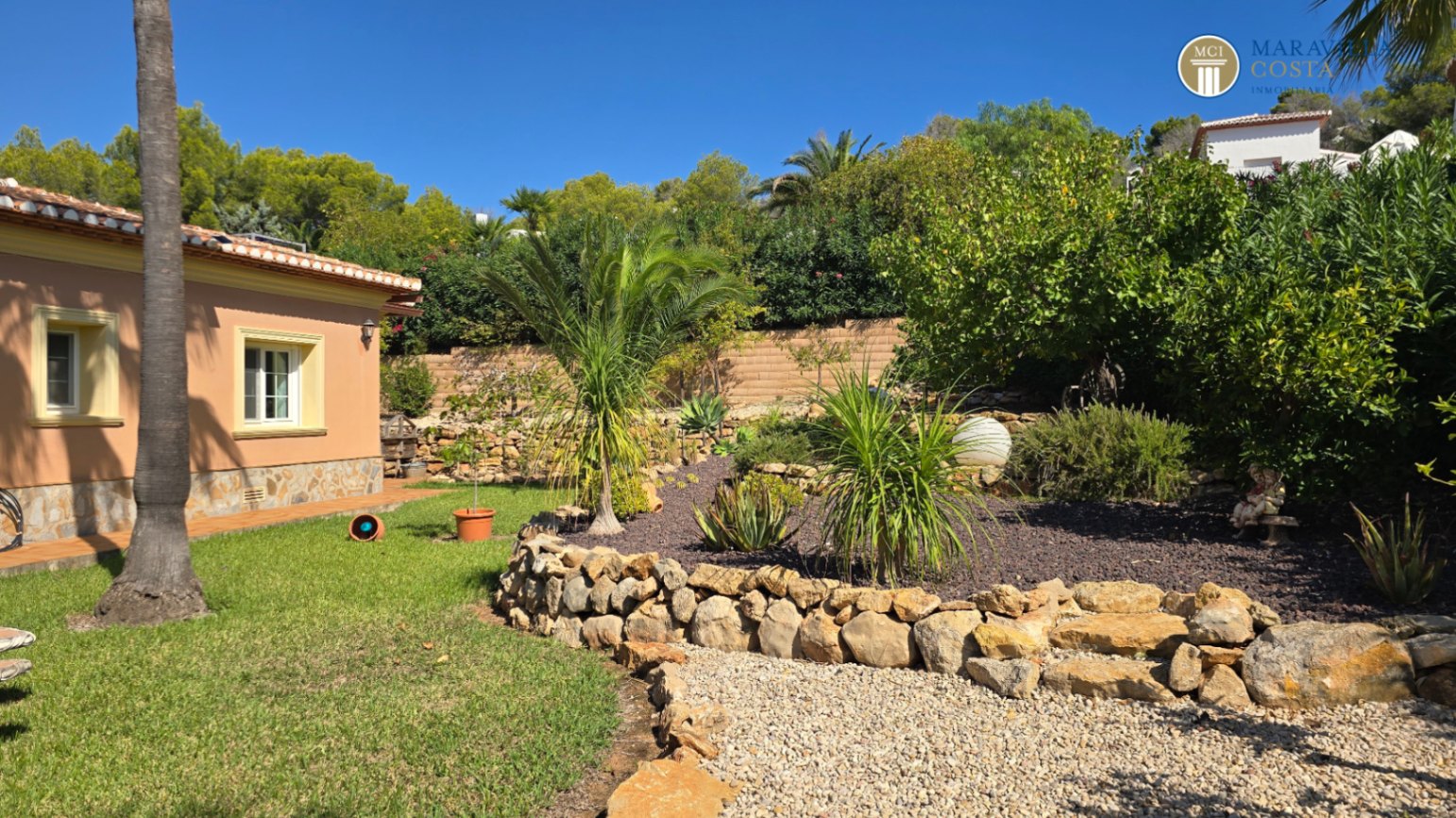 Well-maintained, well-equipped villa for sale in Jáve.
