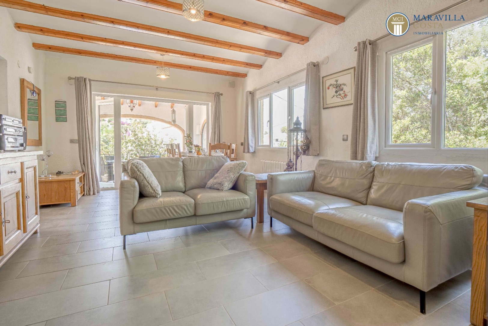 Sunny villa with pleasant living comfort